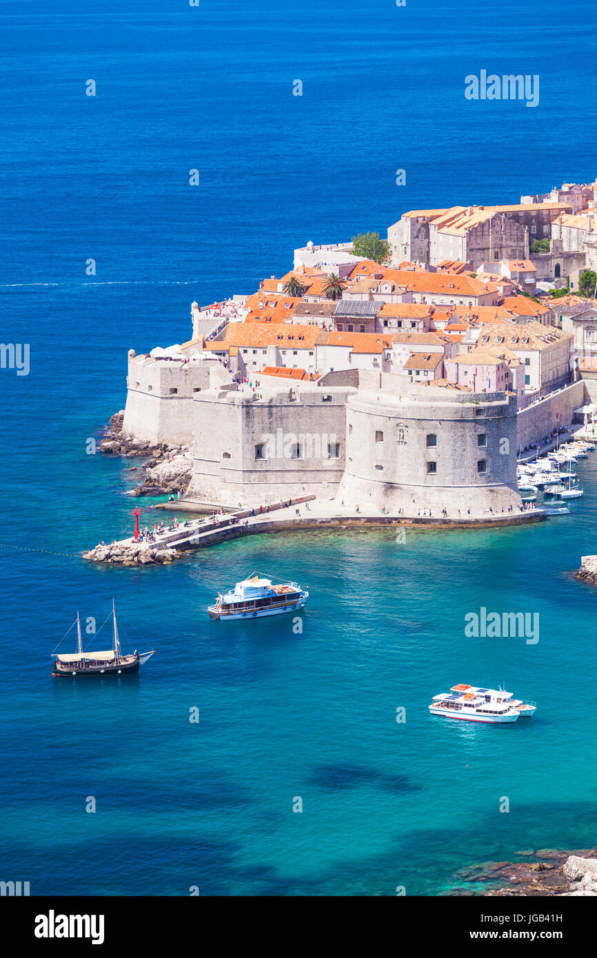 Croazia Dubrovnik Croazia costa dalmata vista del paese vecchio di Dubrovnik Porto vecchio arsenale di Dubrovnik Dubrovnik porto con barche Dubrovnik Croazia Europa Foto Stock