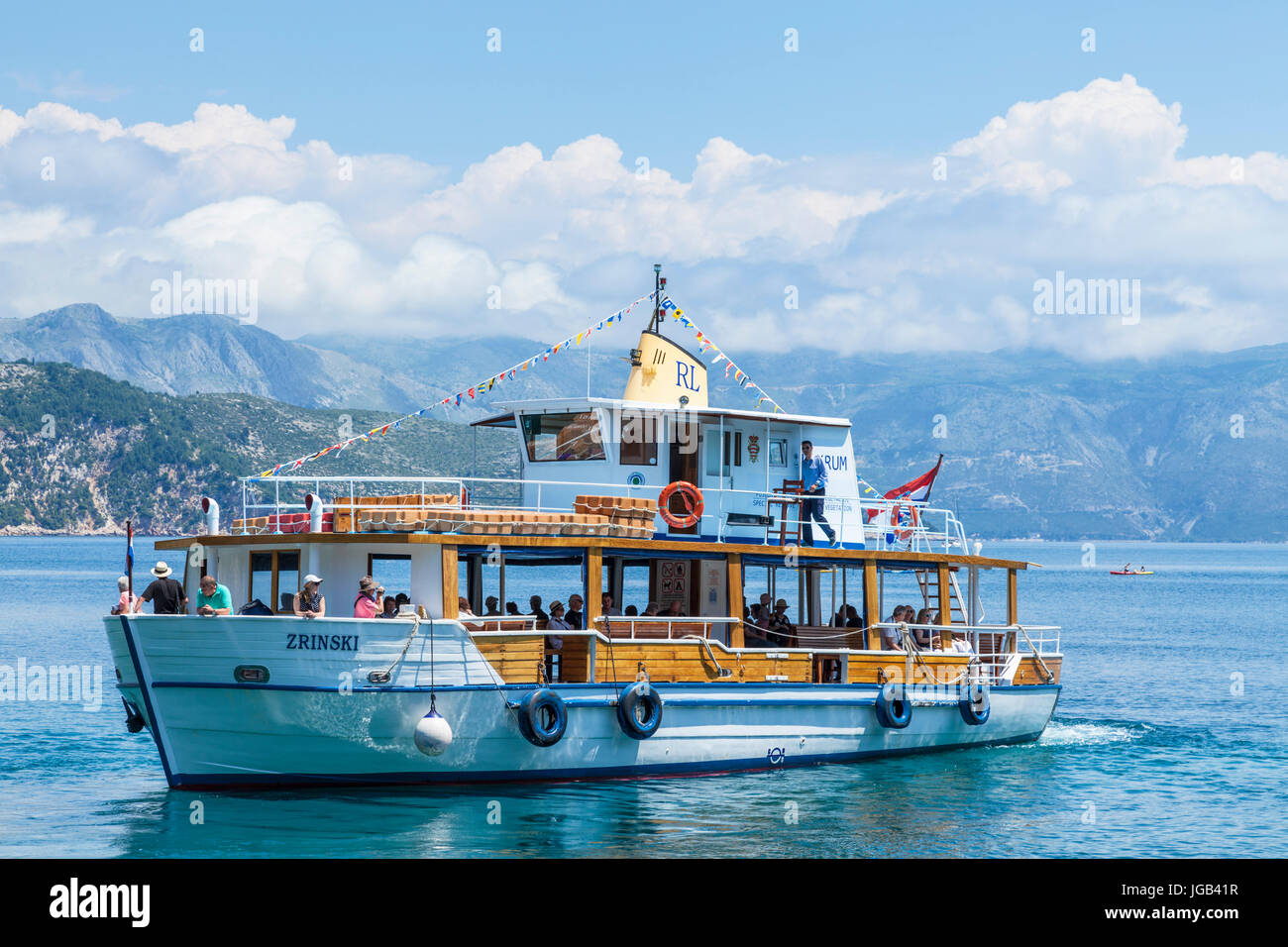 Croazia Dubrovnik Croazia costa dalmata un sacco di gente turisti sul traghetto per isola di Lokrum traghetto dubrovnik mare adriatico Croazia Foto Stock