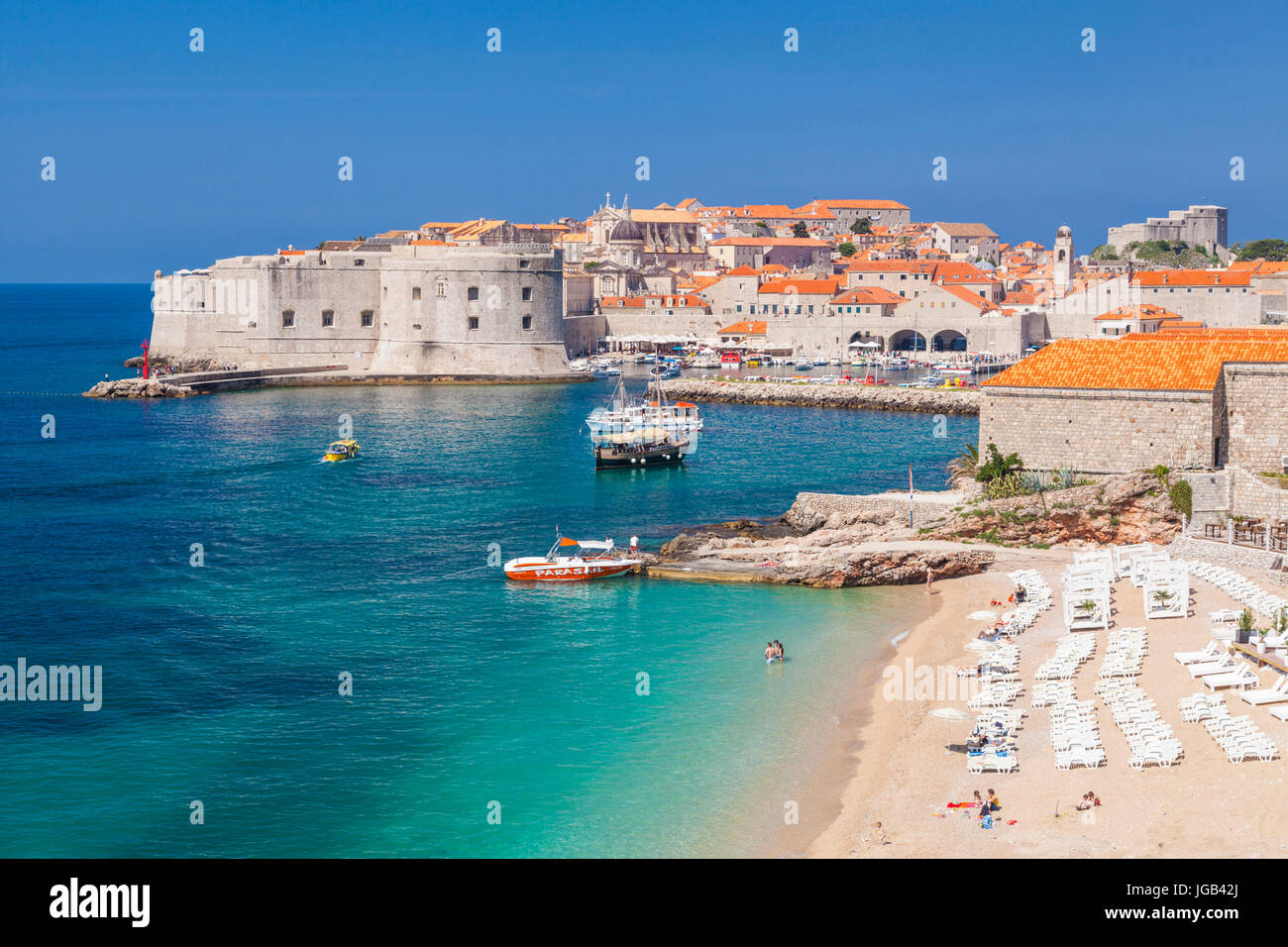Persone vacanzieri i turisti a prendere il sole sulla spiaggia di Banje banje Dubrovnik Croazia costa dalmata Dubrovnik riviera mare Adriatico Riviera adriatica Foto Stock