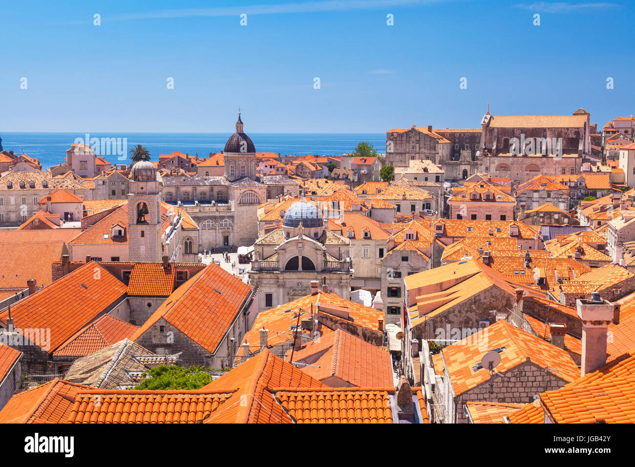 Croazia Dubrovnik Croazia costa dalmata vista dalle mura della città di le tegole rosse tetti e le torri della città vecchia paese vecchio di Dubrovnik Croazia Foto Stock