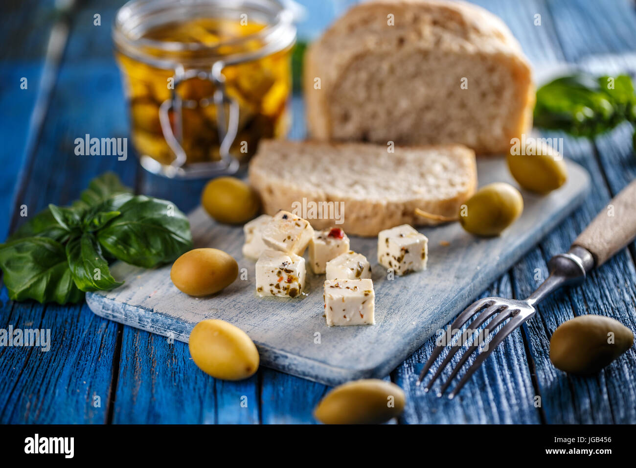 Cubetti di formaggio blu su sfondo di legno Foto Stock