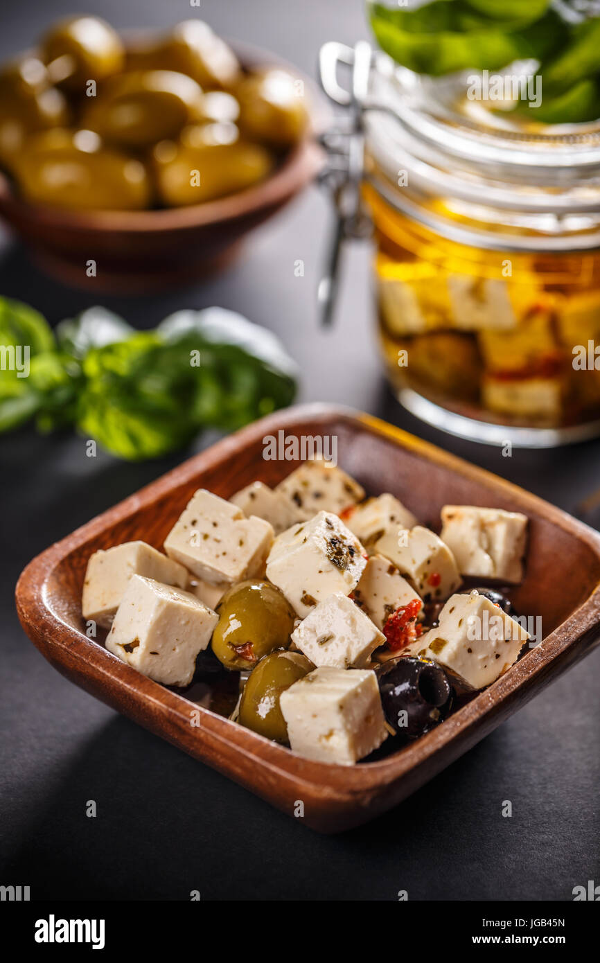 Marinata di formaggio di capra con semi di oliva Foto Stock