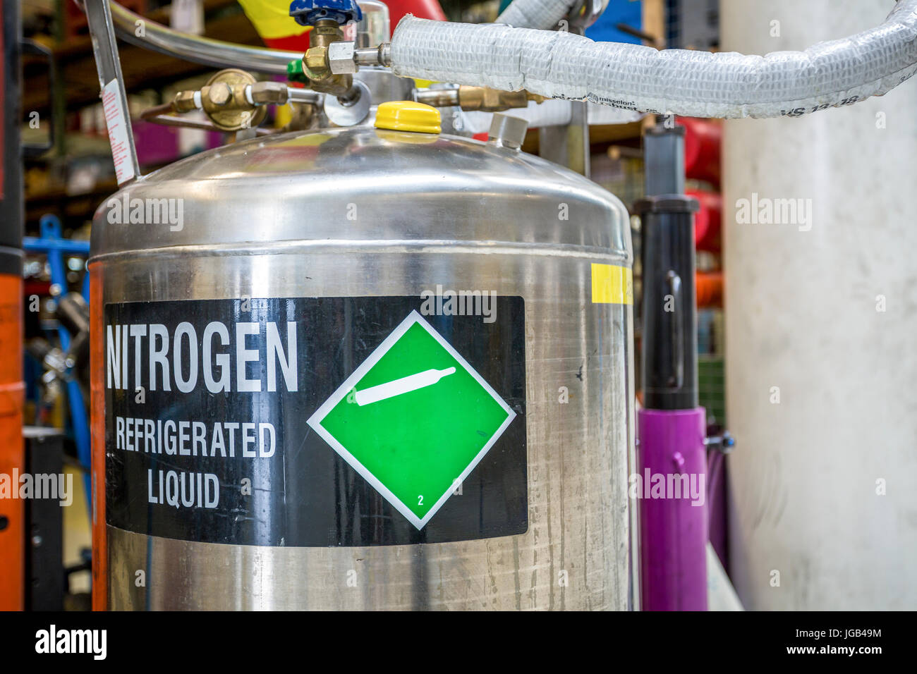 Contenitore di azoto. Liquido refrigerato in fabbrica Foto Stock