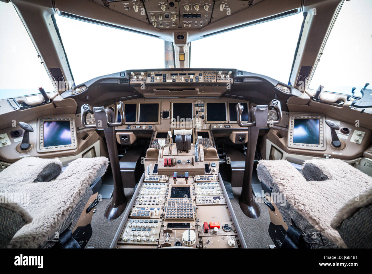 Ponte di volo in aeroplano regolari. Copia spazio dietro le finestre. Foto Stock