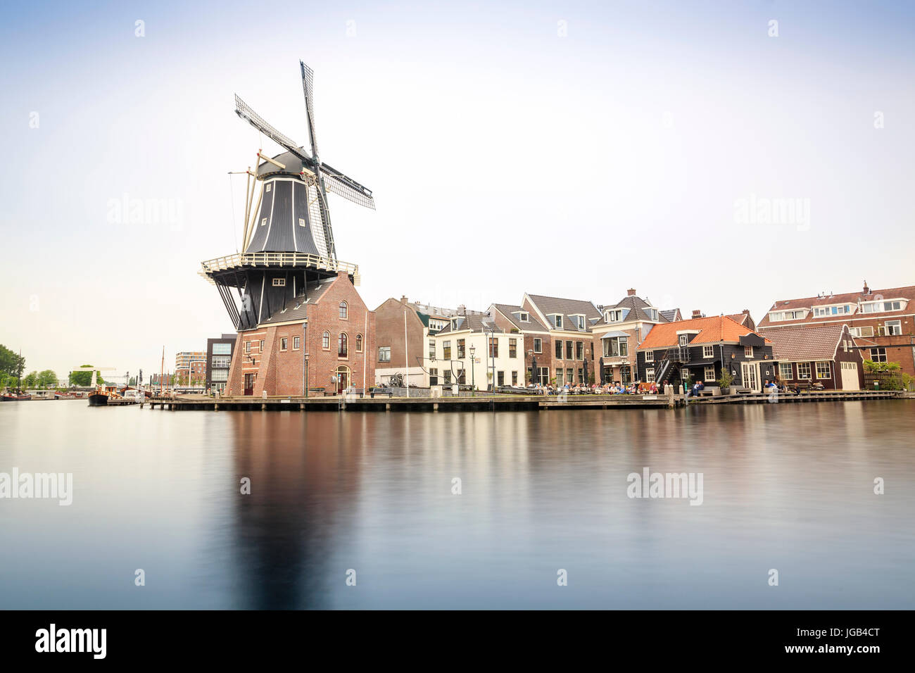 Carino città di Haarlem dal canal, Paesi Bassi Foto Stock