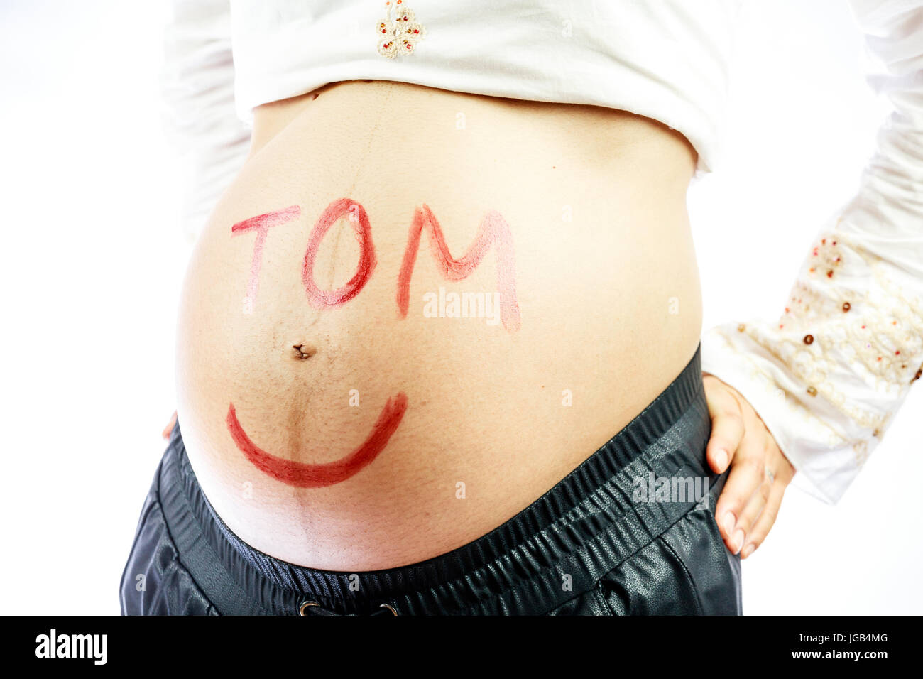 Felice di gravidanza mamma aspetta figlio di nome Tom. Foto Stock
