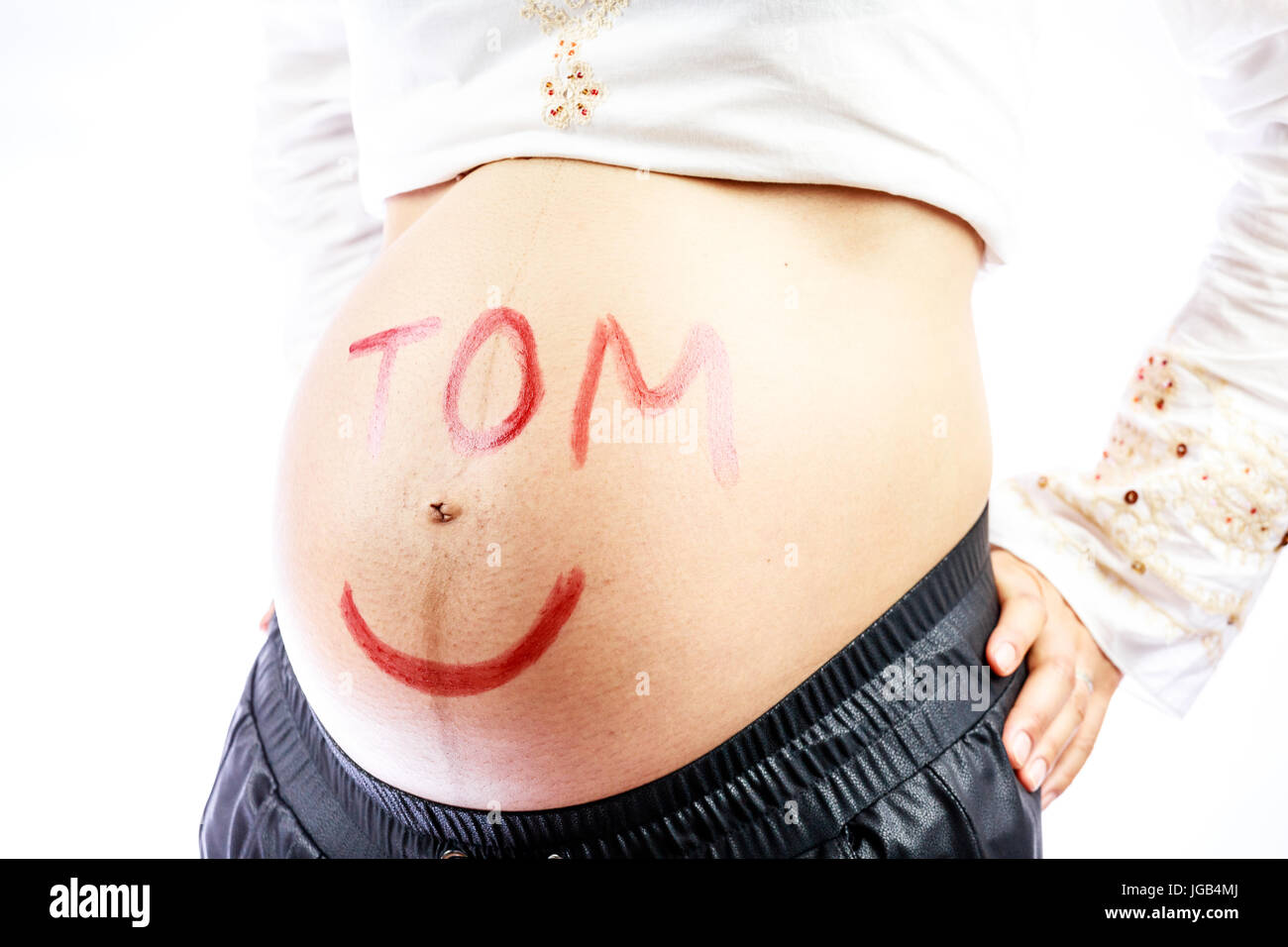 Felice di gravidanza mamma aspetta figlio di nome Tom. Foto Stock