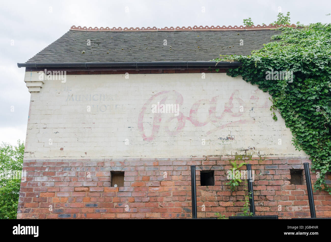 Sbiadito segno dipinta su un muro di mattoni per Bass birra in Tamworth, Staffordshire Foto Stock