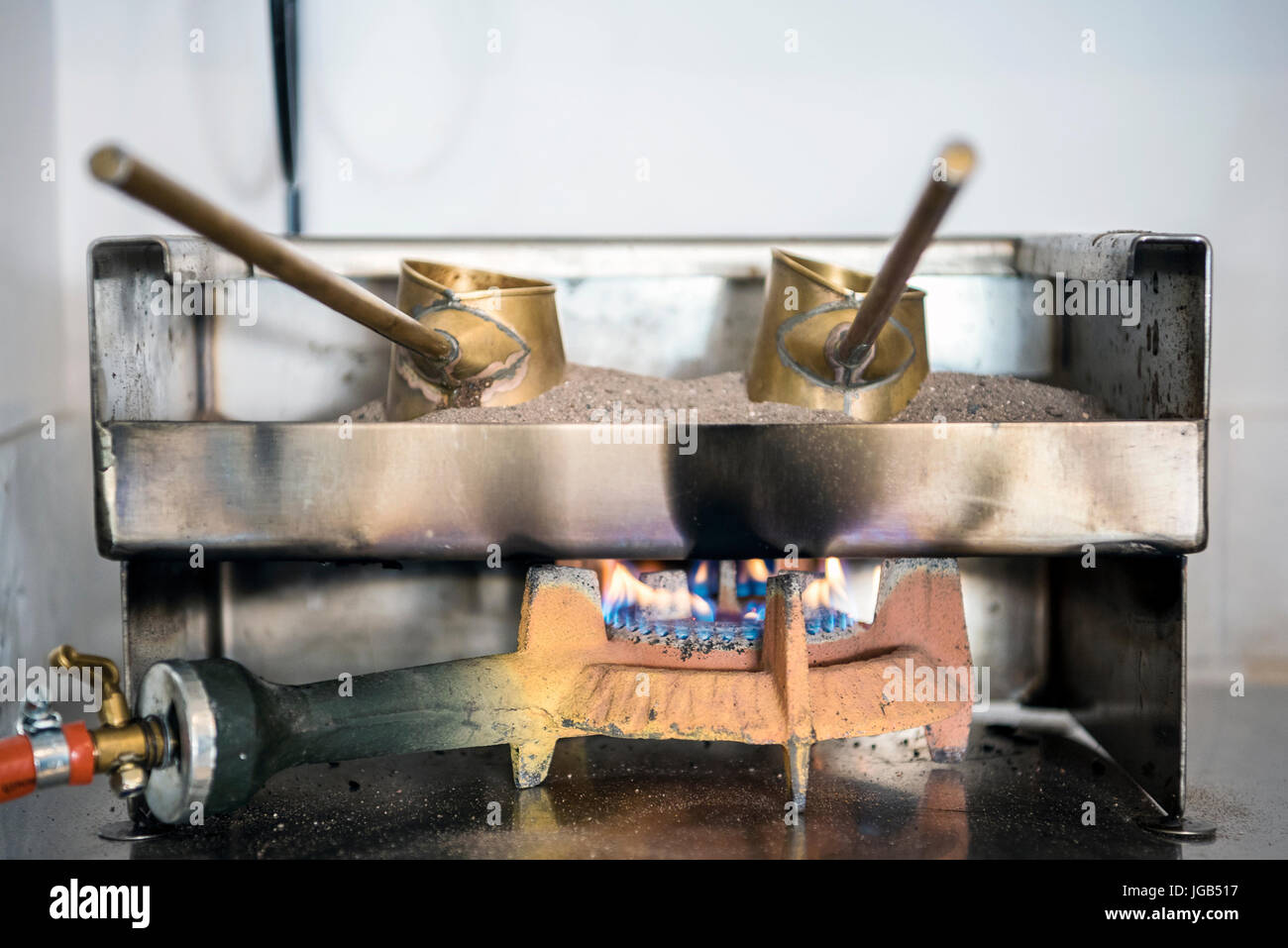 Due graziosi pentole per preparare il caffè turco, Cipro Foto Stock