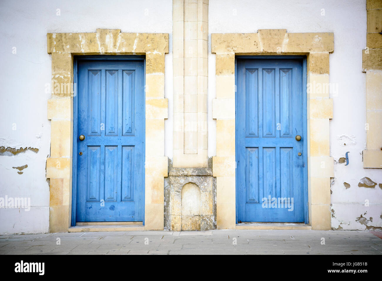 Due porte blu in stile sud edificio, Cipro Foto Stock