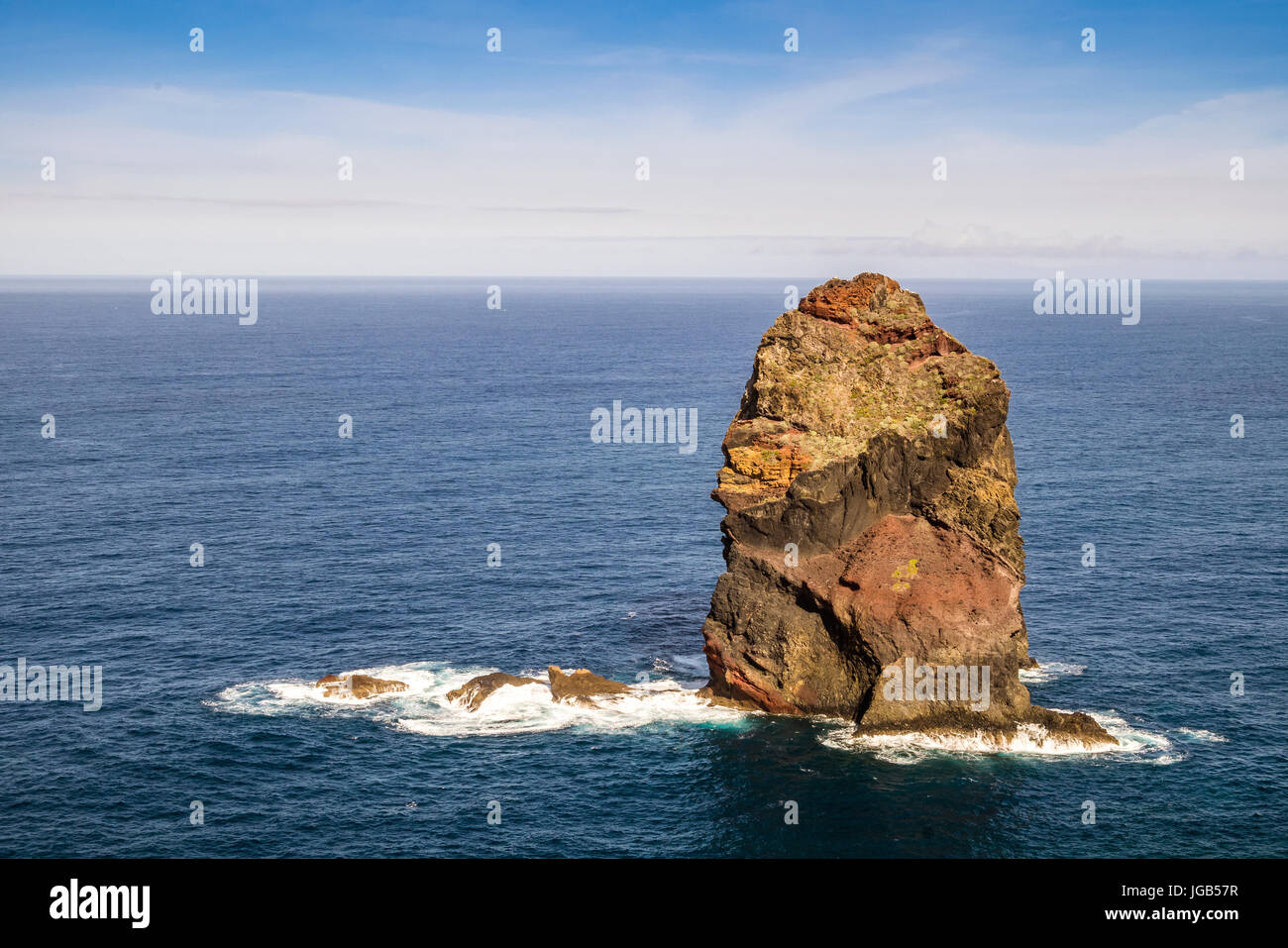 Atlantic Waves crush unica roccia vicino alla costa di Madeira, Portogallo Foto Stock