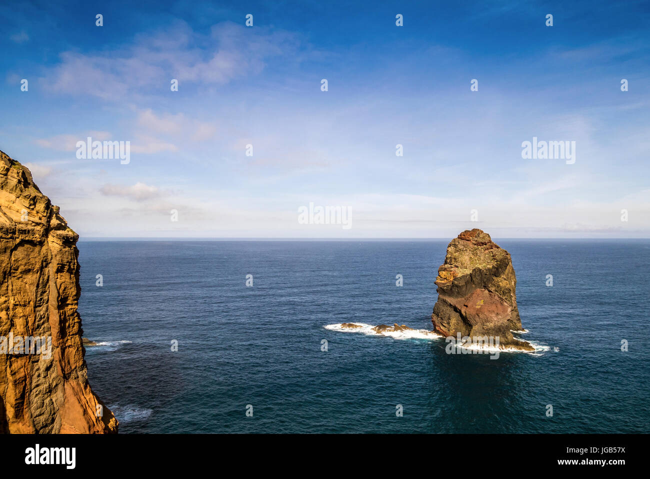 Atlantic Waves crush unica roccia vicino alla costa di Madeira, Portogallo Foto Stock
