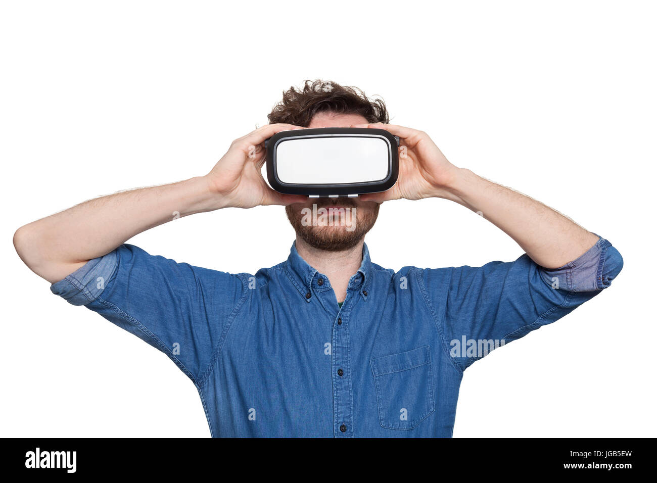 Uomo che indossa la realtà virtuale occhiali, isolato su bianco Foto Stock