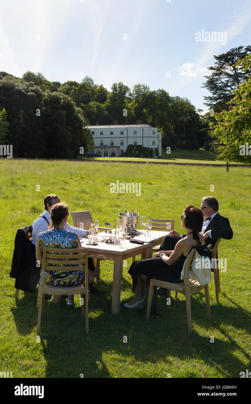 Garsington Opera - opera frequentatori avente un picnic nei giardini del Parco Wormsley break prima dell'opera, Stokenchurch, Buckinghamshire England Regno Unito Foto Stock