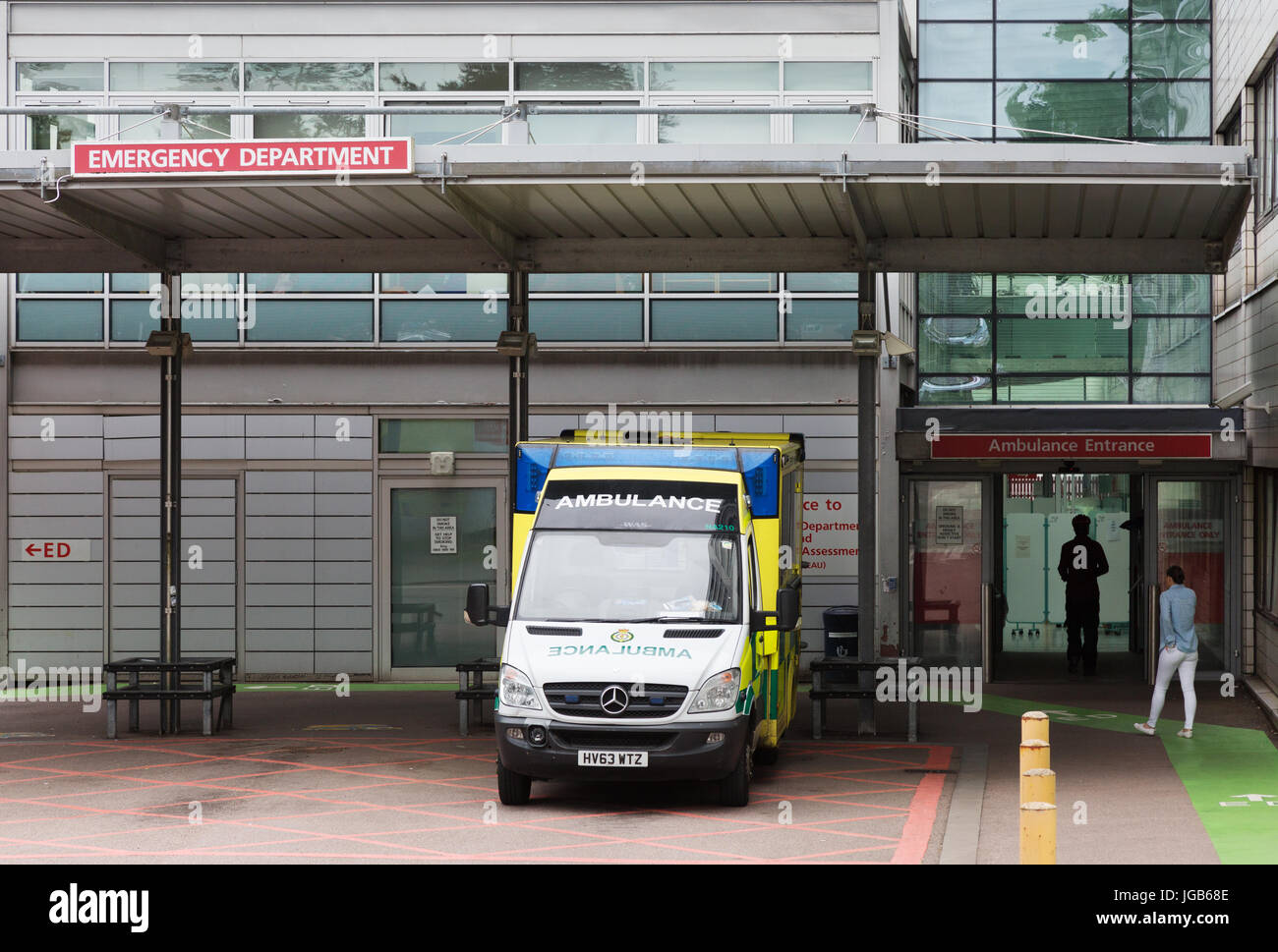 Ambulanza di emergenza presso il NHS A&E il reparto, John Radcliffe Hospital Oxford Regno Unito Foto Stock