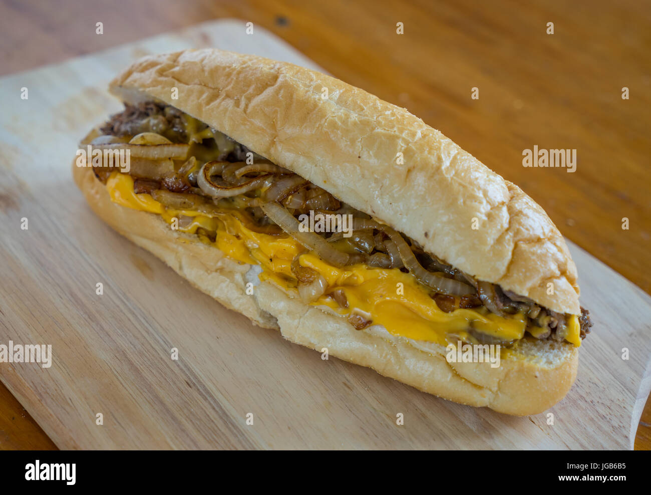 Philly Cheesesteak con formaggio e cipolle fritte Foto Stock