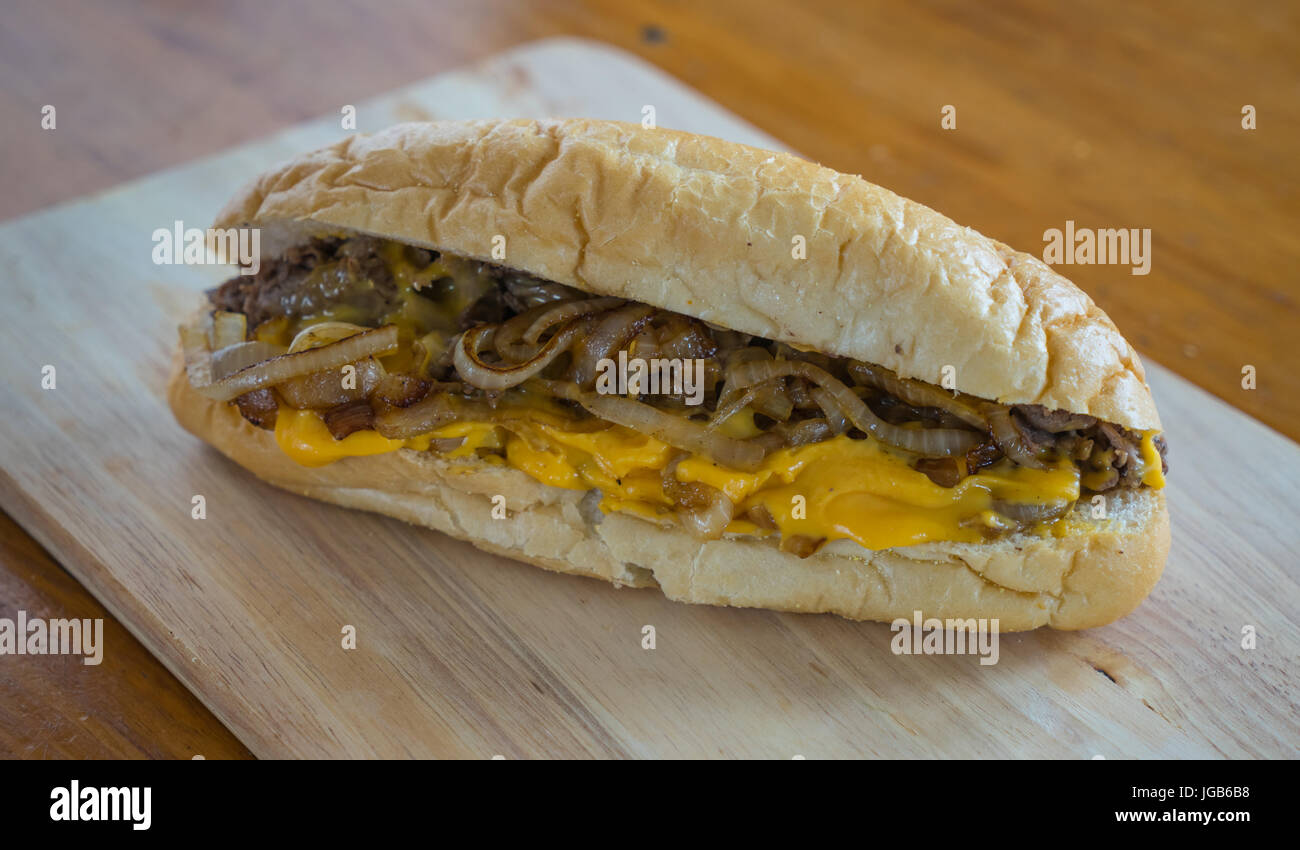 Philly Cheesesteak con formaggio e cipolle fritte Foto Stock