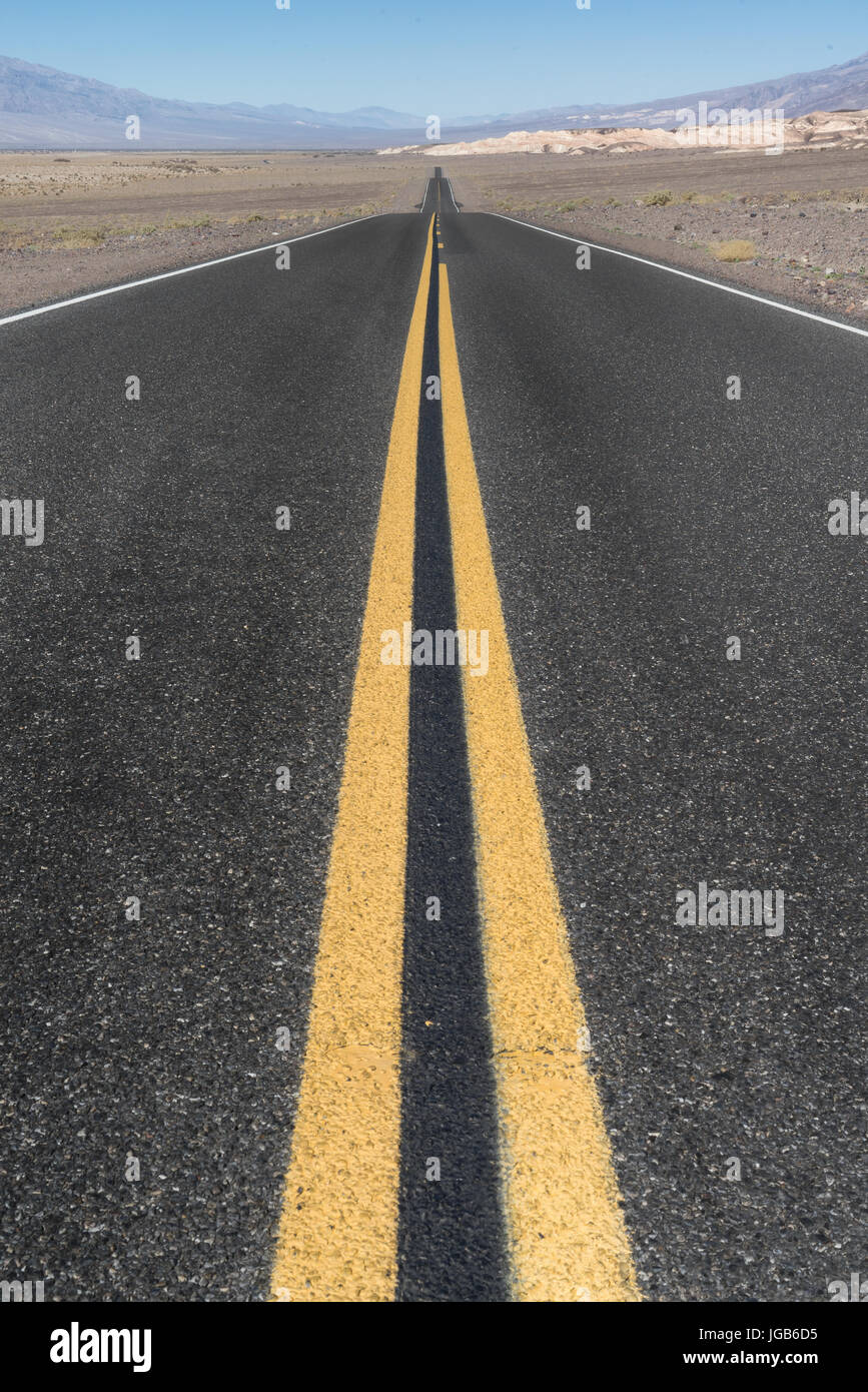 Lunga strada diritta nel deserto della Death Valley, California Foto Stock