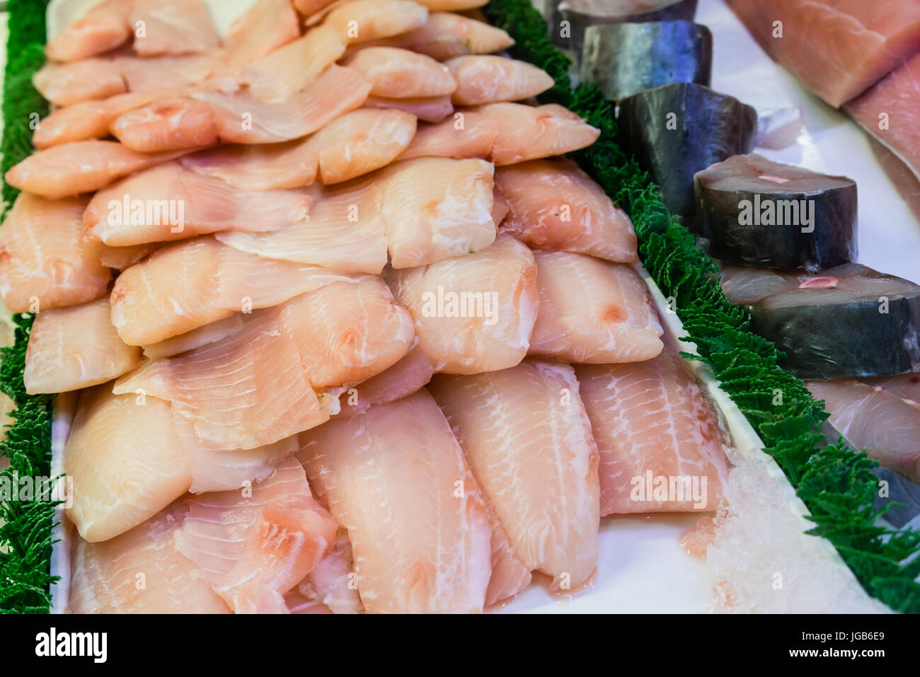 Fresco di filetti di pesce al mercato. Foto Stock