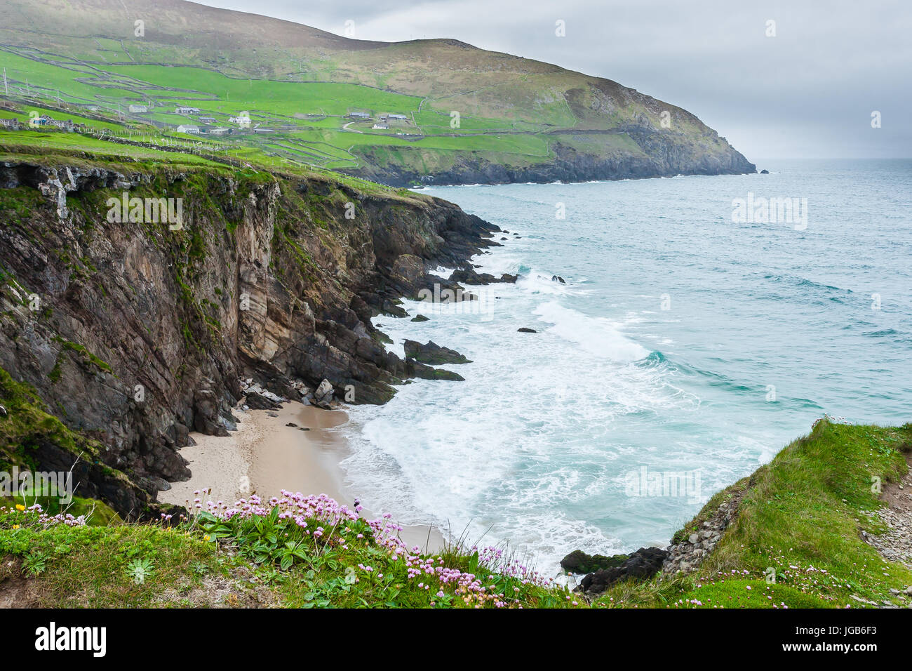 Testa Slea (Irish: Ceann Sléibhe) è un promontorio nella parte più occidentale della penisola di Dingle, situato nella baronia di Corca Dhuibhne nel sud-ovest Foto Stock