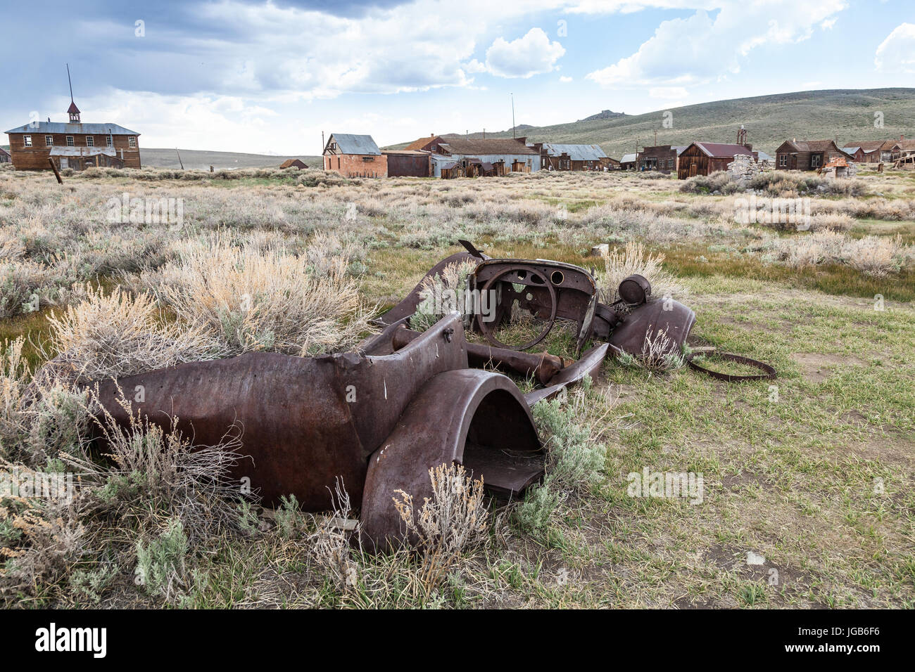 Vecchio arrugginito auto in un campo vicino a Bodie, California Foto Stock