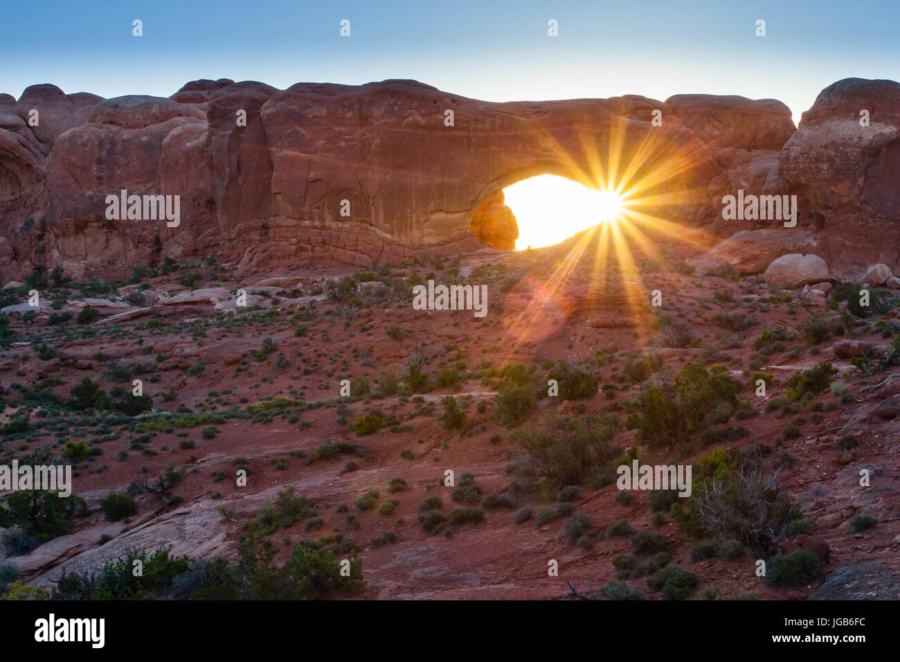 Sunrise in corrispondenza della finestra Arch nel Parco Nazionale Arches, Utah Foto Stock