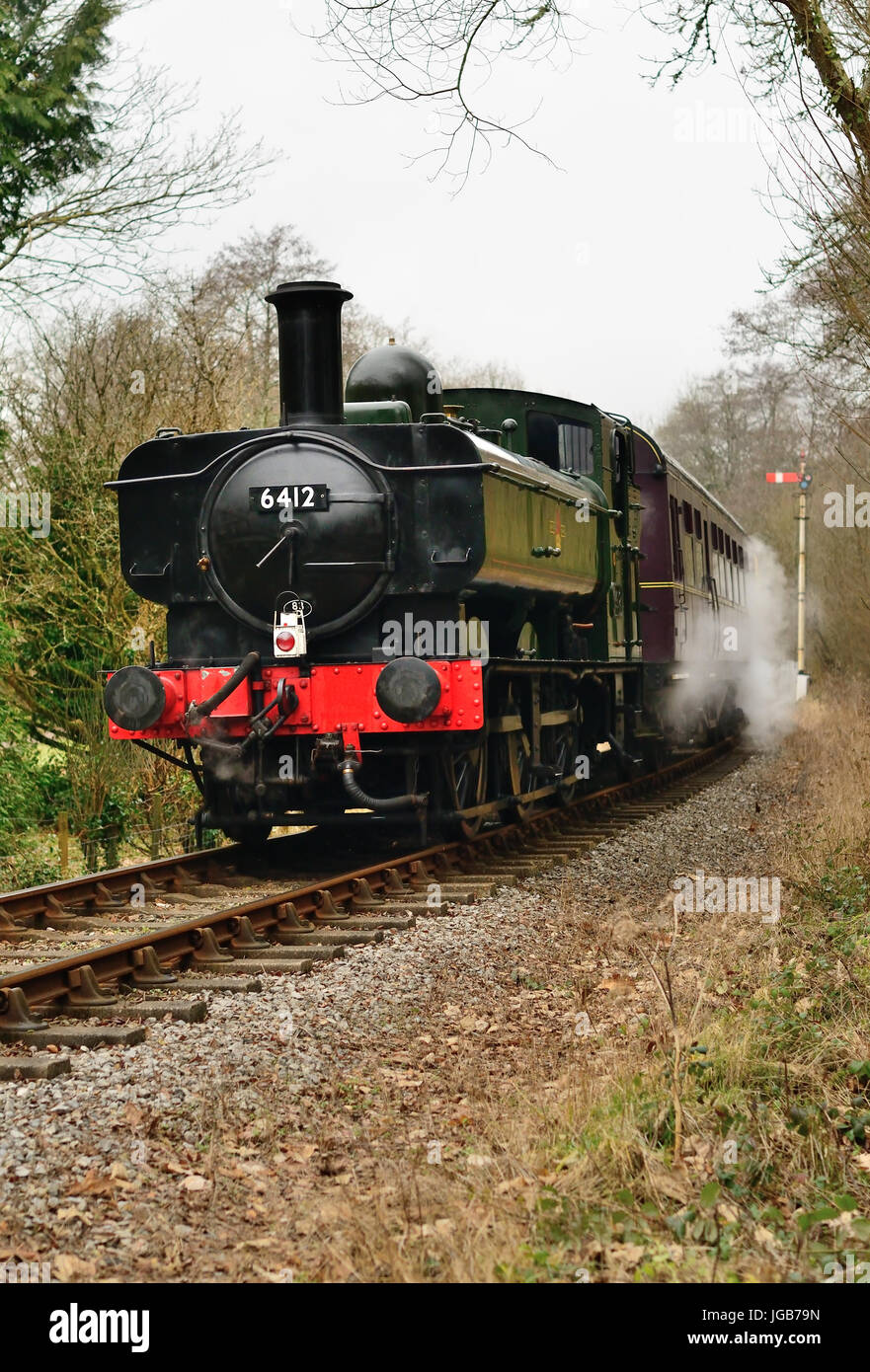 GWR 0-6-0 Bauletto serbatoio locomotiva a vapore n. 6412 banking un treno sulla South Devon Railway. Foto Stock