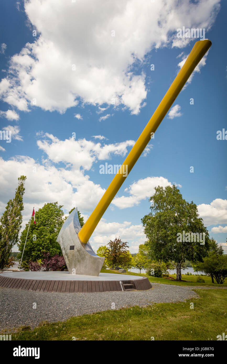Il più grande del mondo di ax si trova a Nackawic, New Brunswick, Canada e pesa oltre 55 tonnellate e si trova a 15 metri di altezza. Foto Stock