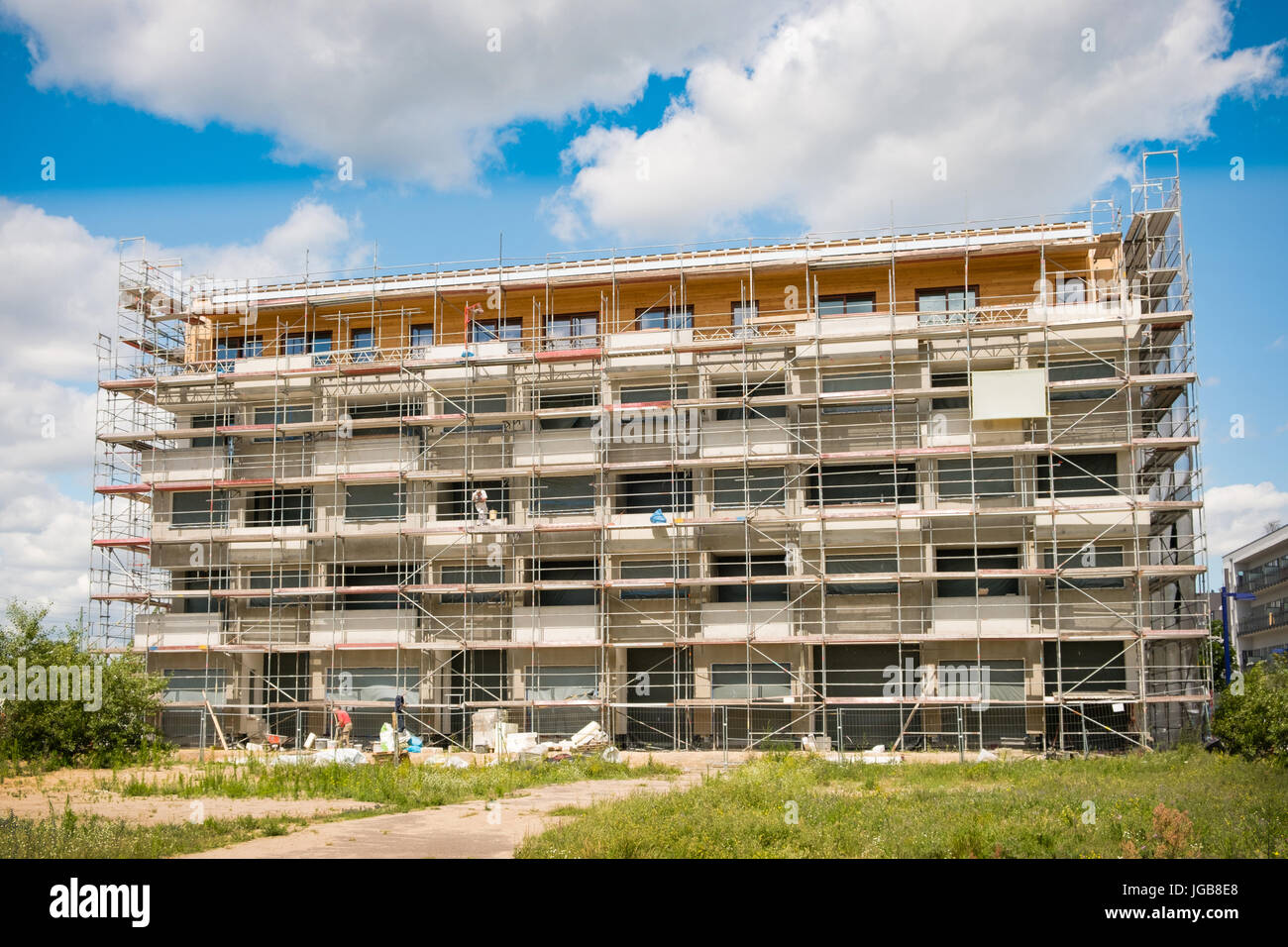 Il nuovo edificio in costruzione , edificio sito, facciata e scaffoling Foto Stock