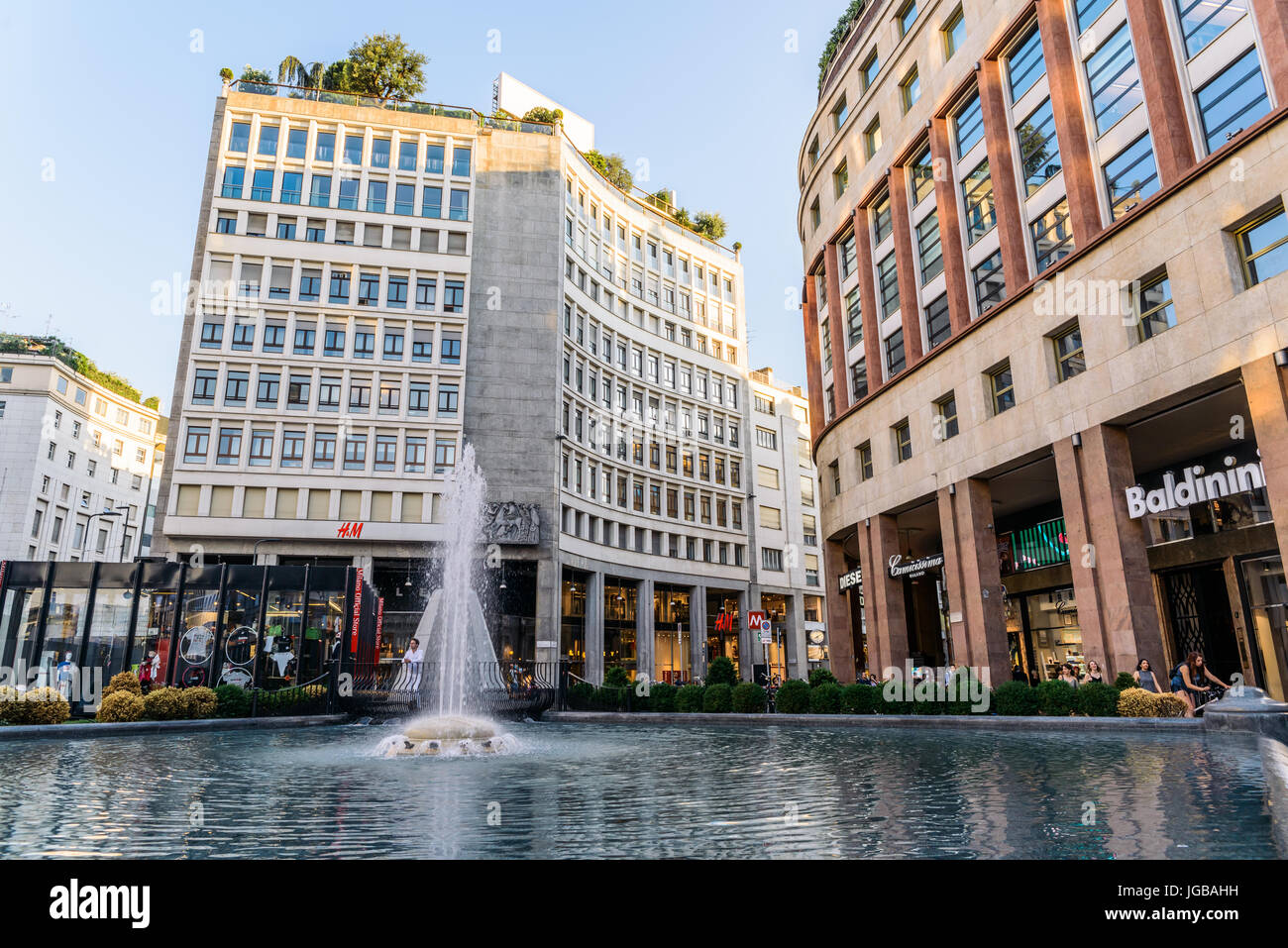 San Babila quartiere dello shopping nel cuore di Milano, Italia Foto Stock