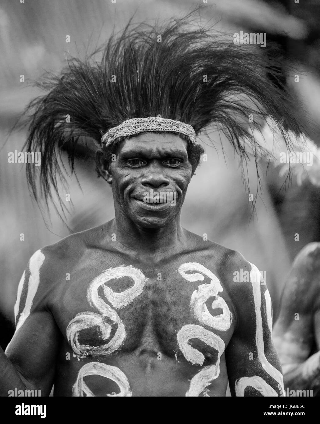 INDONESIA, Irian Jaya, ASMAT provincia, JOW VILLAGE - 12 giugno: Ritratto di un guerriero Asmat tribù in tradizionale copricapo. Foto Stock