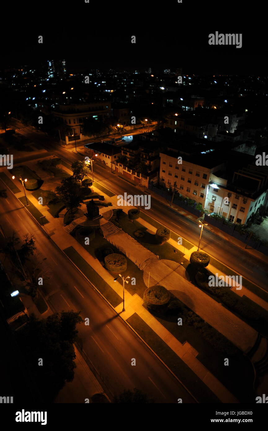 Vista notturna sulla parte residenziale di Avana con luci di strada e gli edifici della città di cuba Tenebrologo Foto Stock