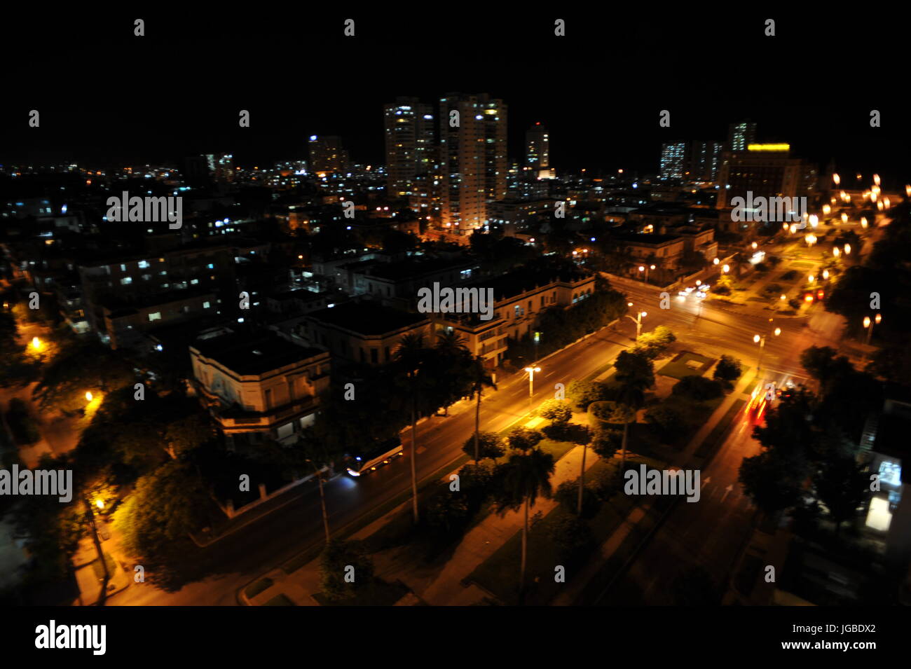 Vista notturna sulla parte residenziale di Avana con luci di strada e gli edifici della città di cuba Tenebrologo Foto Stock