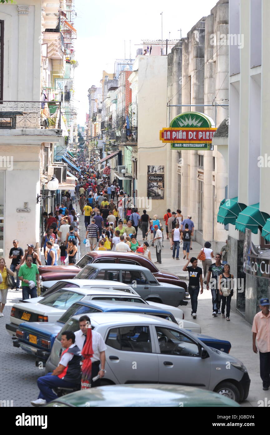 Strada trafficata in Havana Cuba turisti automobili parcheggiate Foto Stock