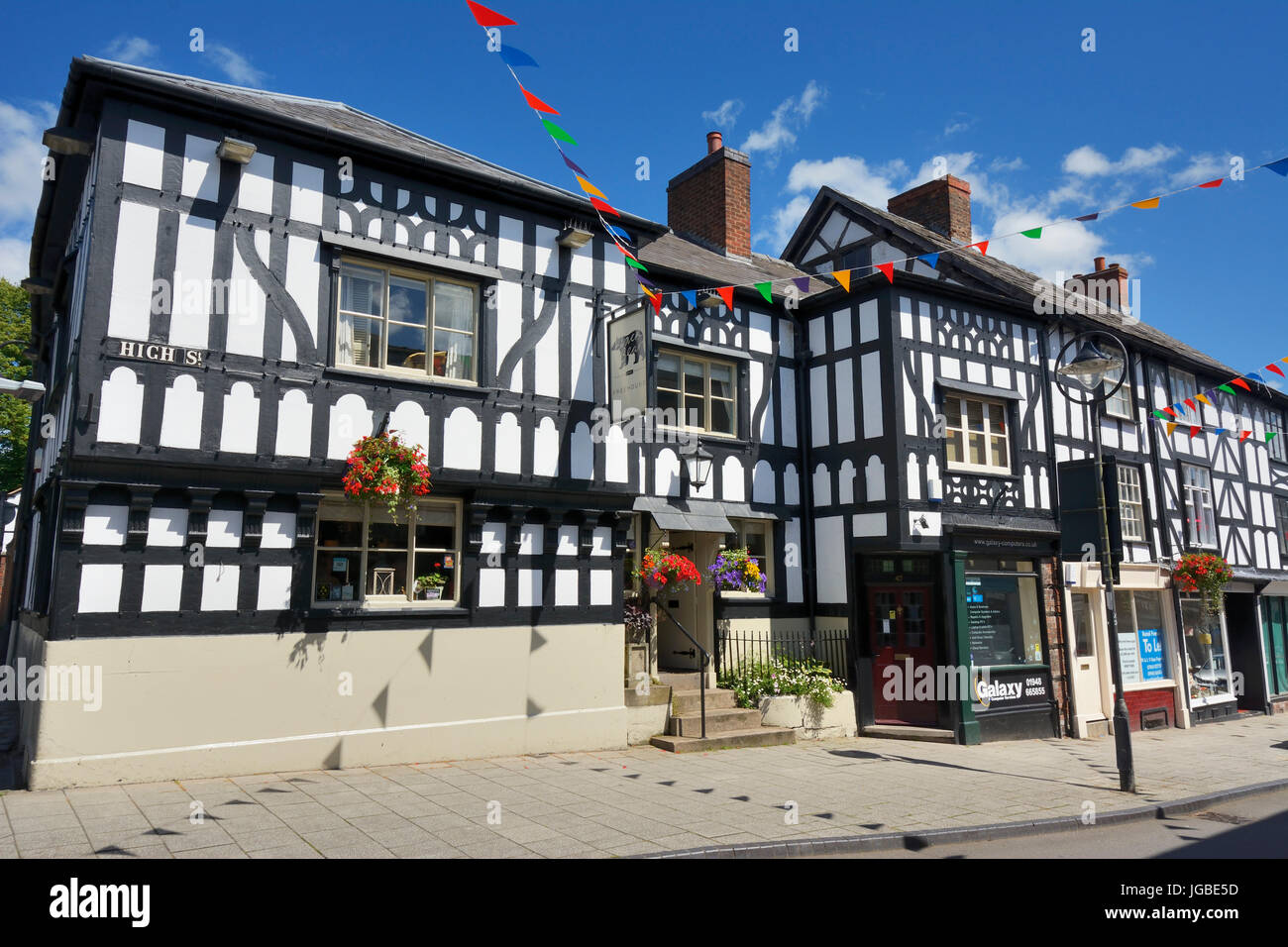 L'orso nero, graticcio, public house nel piccolo shropshire città di Whitchurch in Inghilterra. Un pittoresco centro storico. Foto Stock