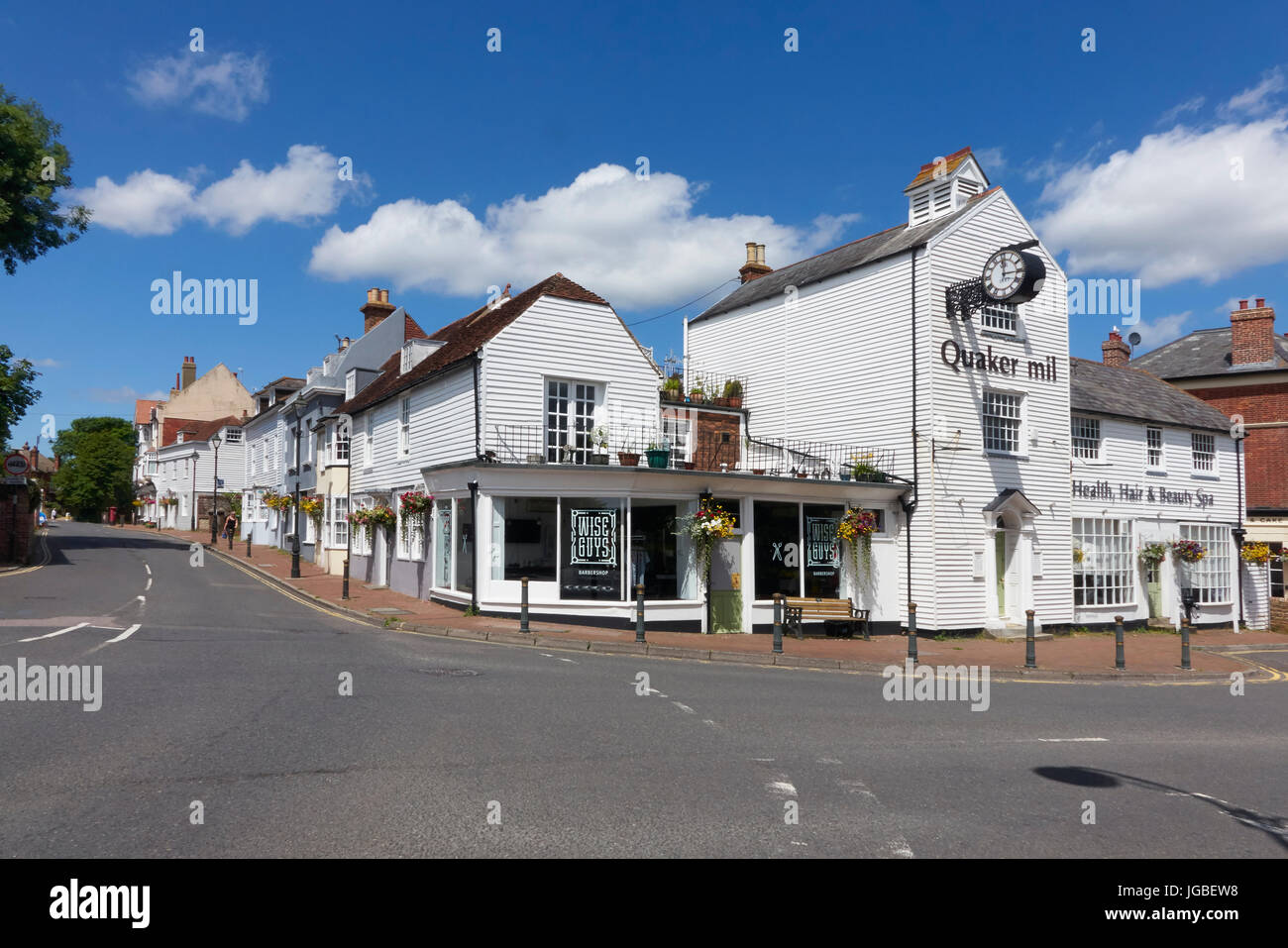 Bianco pittoresche case weatherboard a Bexhill Città Vecchia, East Sussex, England, Regno Unito Foto Stock