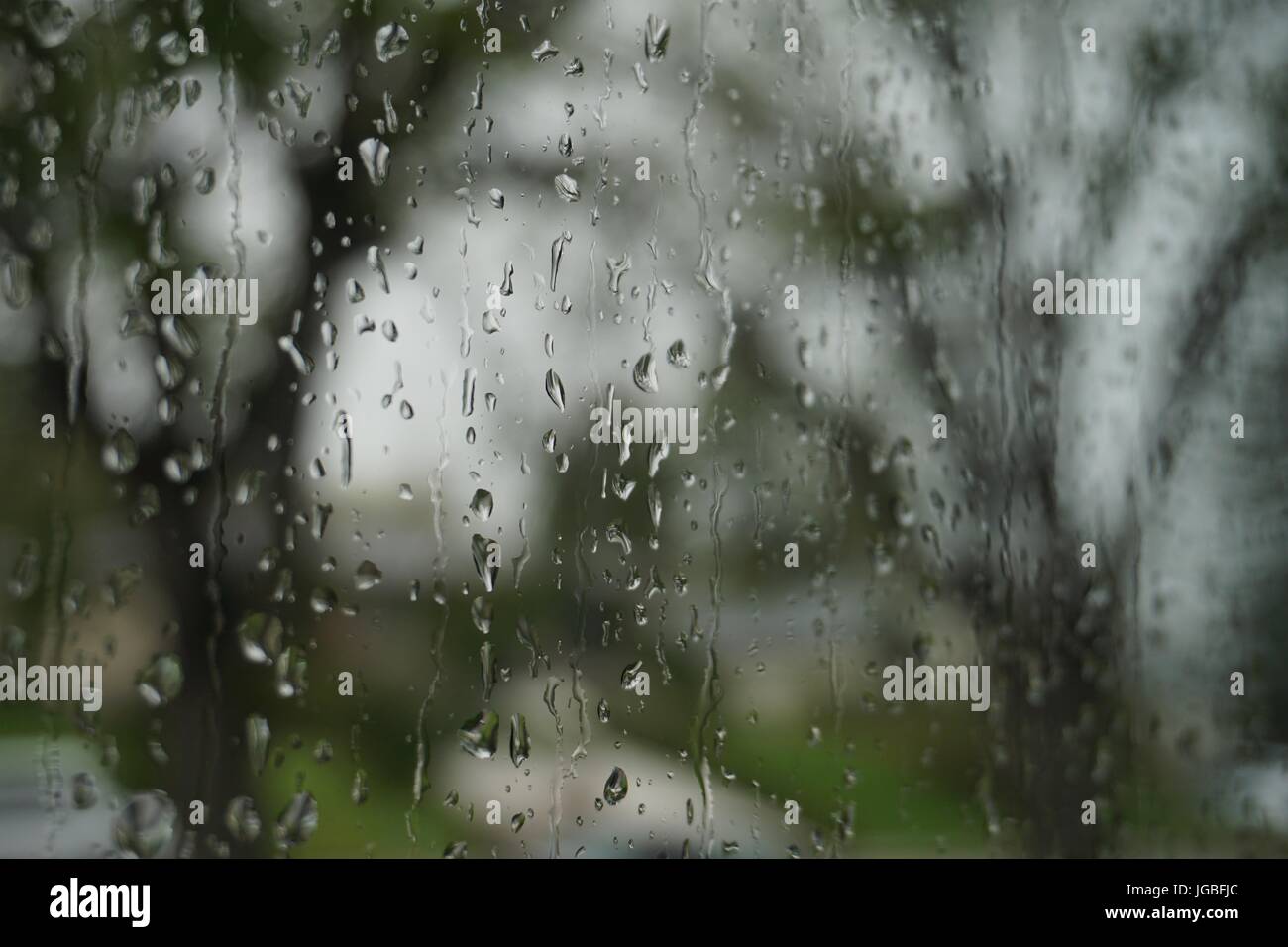 Guardando fuori dalla finestra in un giorno di pioggia Foto Stock