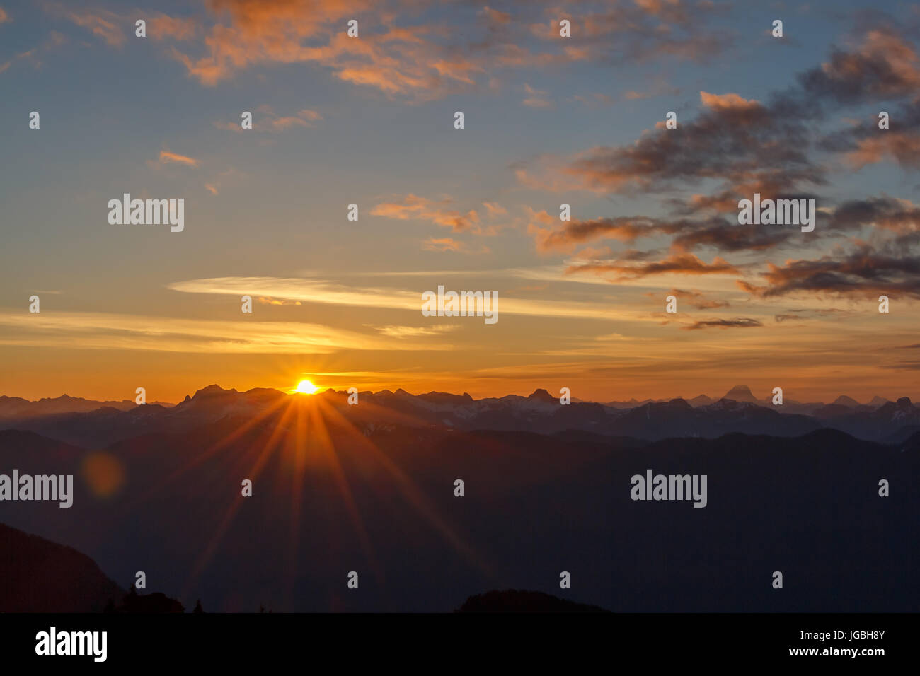 Il sorgere del sole su una vasta gamma di montagna. Preso dal Monte Seymour in North Vancouver, BC, Canada Foto Stock