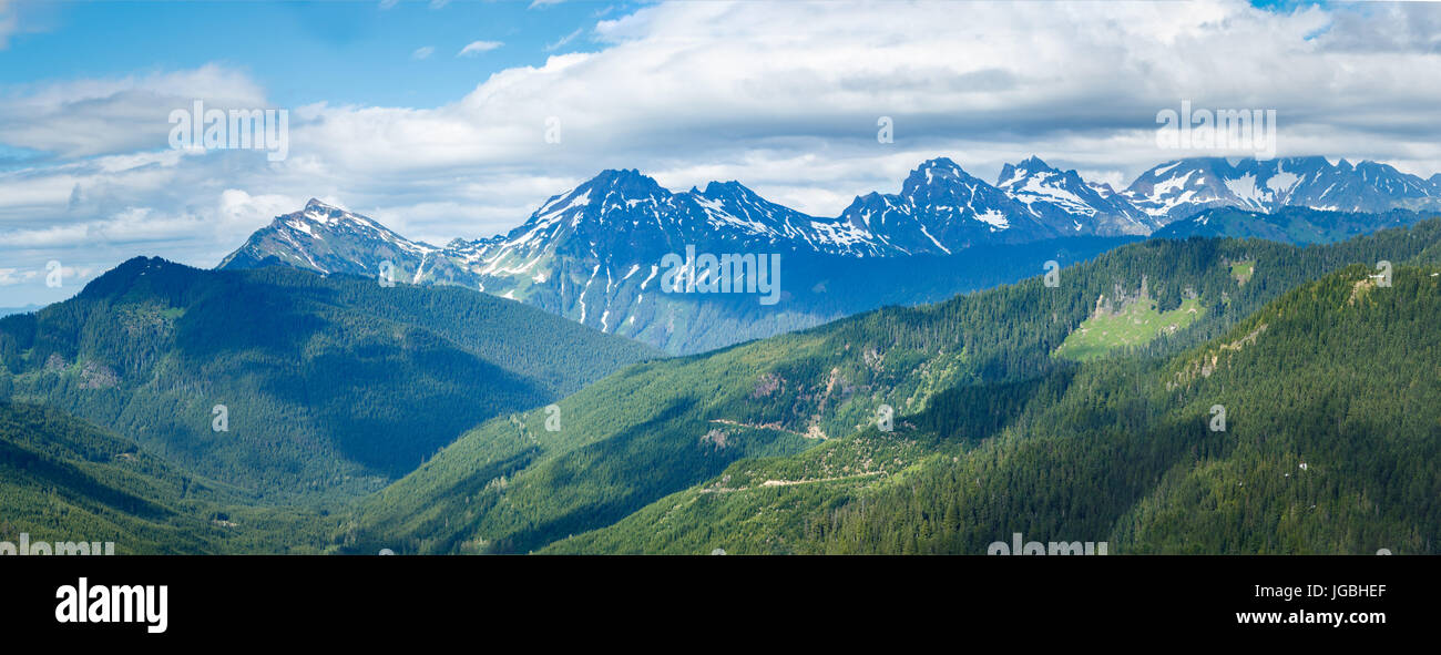 Panorama del paesaggio di montagna con neve sulle cime Foto Stock