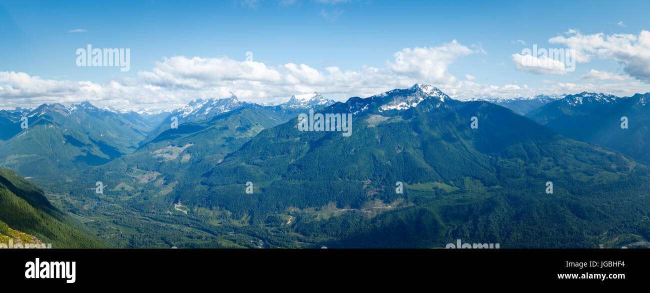 Panorama del paesaggio di montagna con neve sulle cime Foto Stock