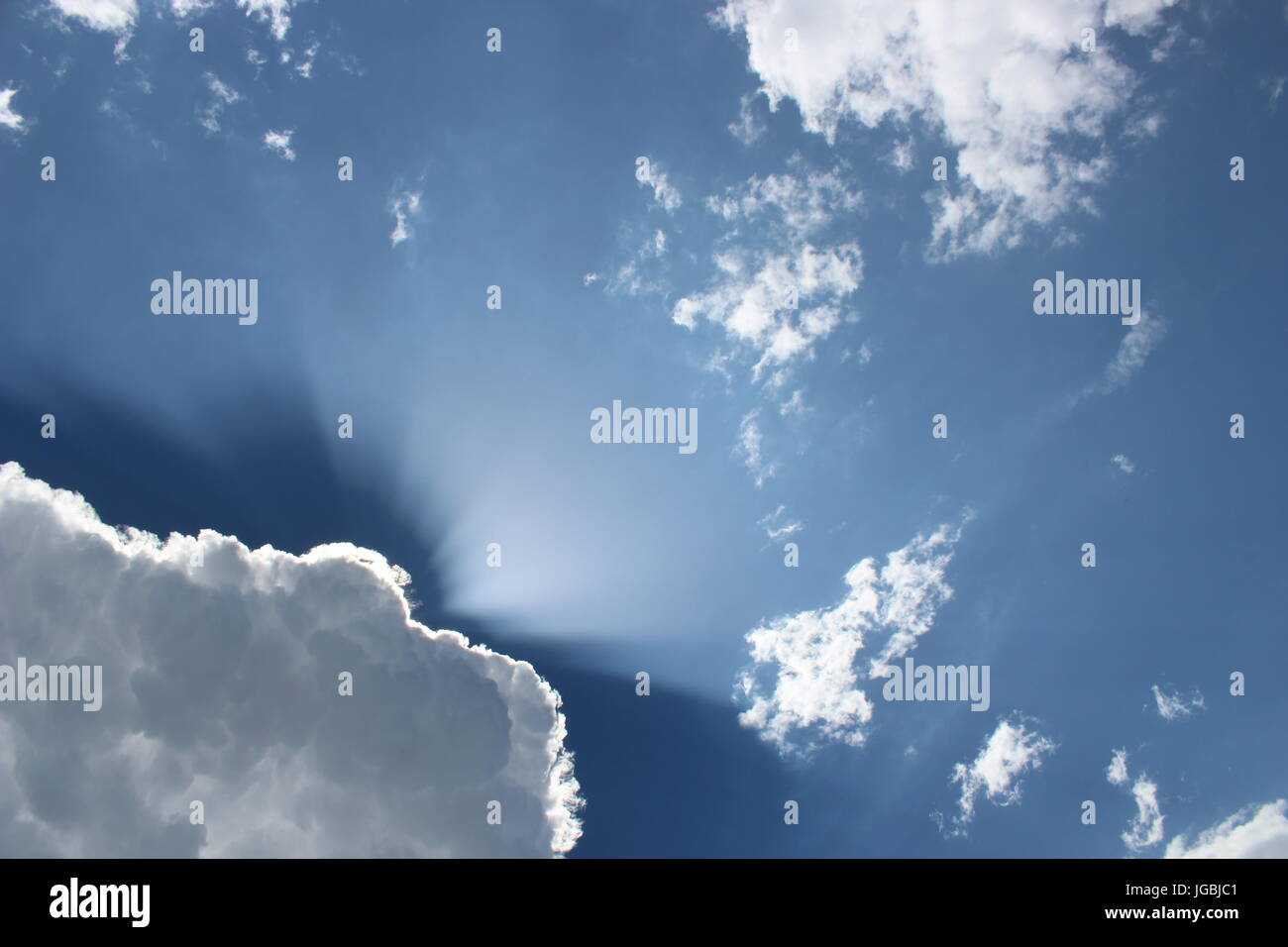 Sun dietro il cloud Foto Stock