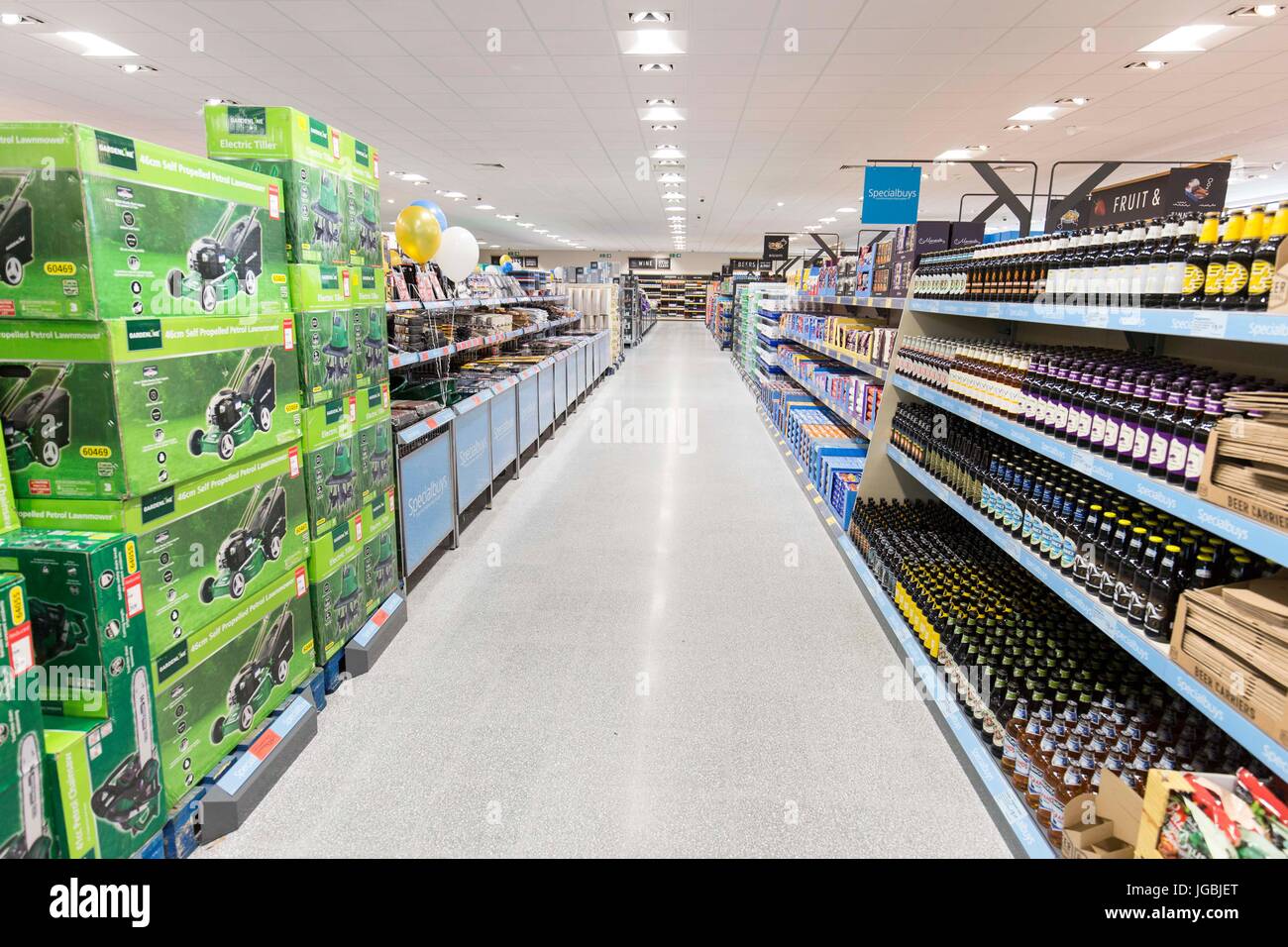 Foto interni di un supermercato ALDI Foto Stock