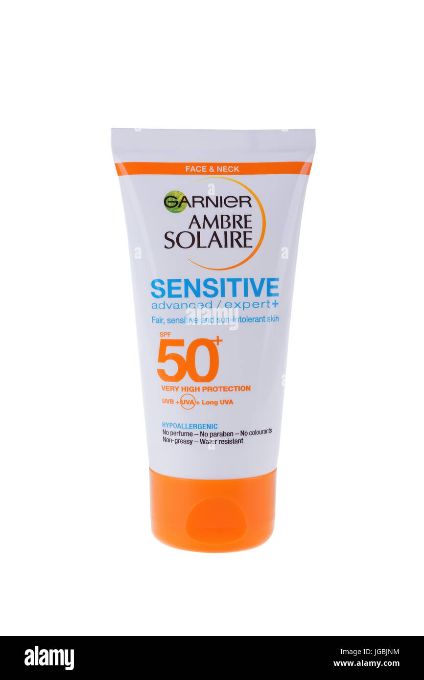 BURGAS, Bulgaria - 22 Maggio 2017: Garnier Ambre Solaire sensibile del viso e del collo la crema solare SPF50 50ml isolato su bianco, con percorso di clipping. Foto Stock