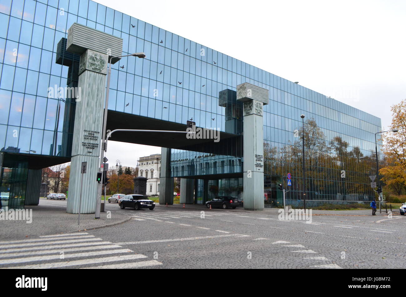 La Corte suprema di Polonia specchiata edificio lungo le strade di Varsavia, Polonia Foto Stock