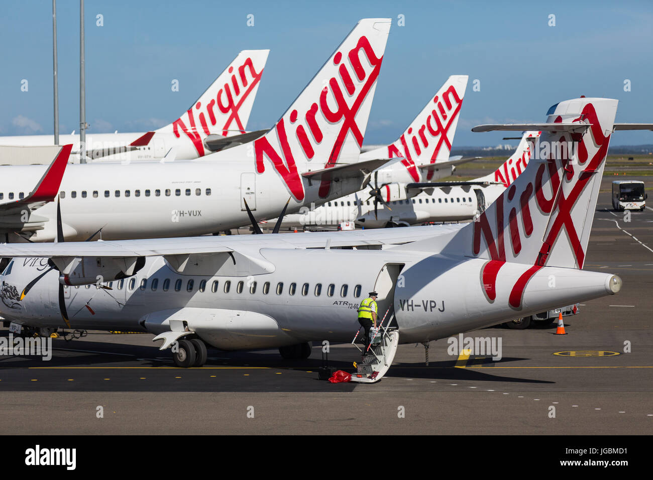 Un gruppo di vergini getti Australlia attesa dei passeggeri presso l'Aeroporto Tullamarine di Melbourne Foto Stock