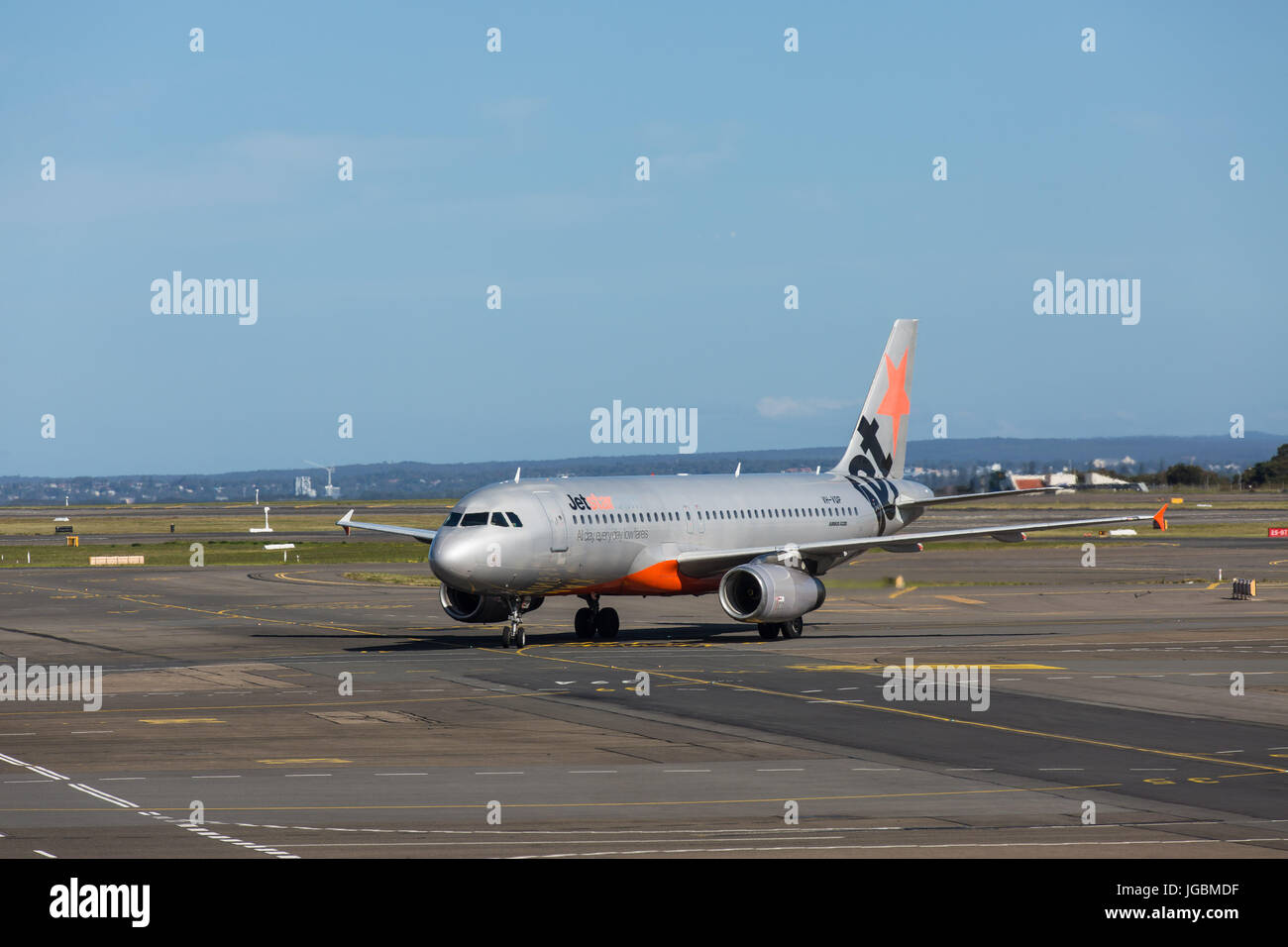 Un aereo di linea arriva al terminal aeroportuale Foto Stock