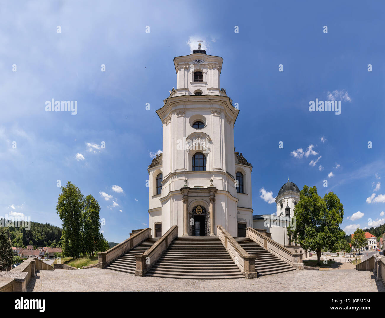 Vista anteriore su Chiesa e monastero a Krtiny, Repubblica Ceca. Vergine Maria ,monumento barocco. L' architettura , Jan Santini Aichel Foto Stock