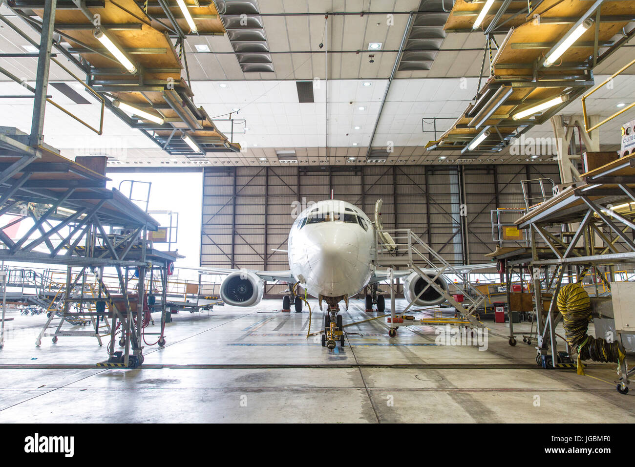 Un aereo di linea in hangar di manutenzione Foto Stock