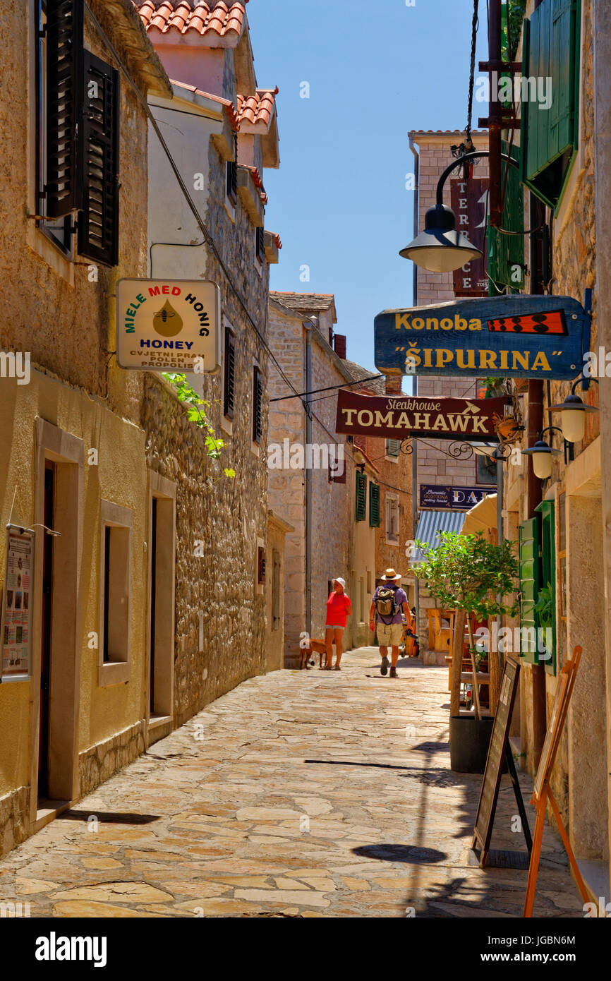 Strada laterale vicoletto in Primošten città vecchia, Croazia. Foto Stock
