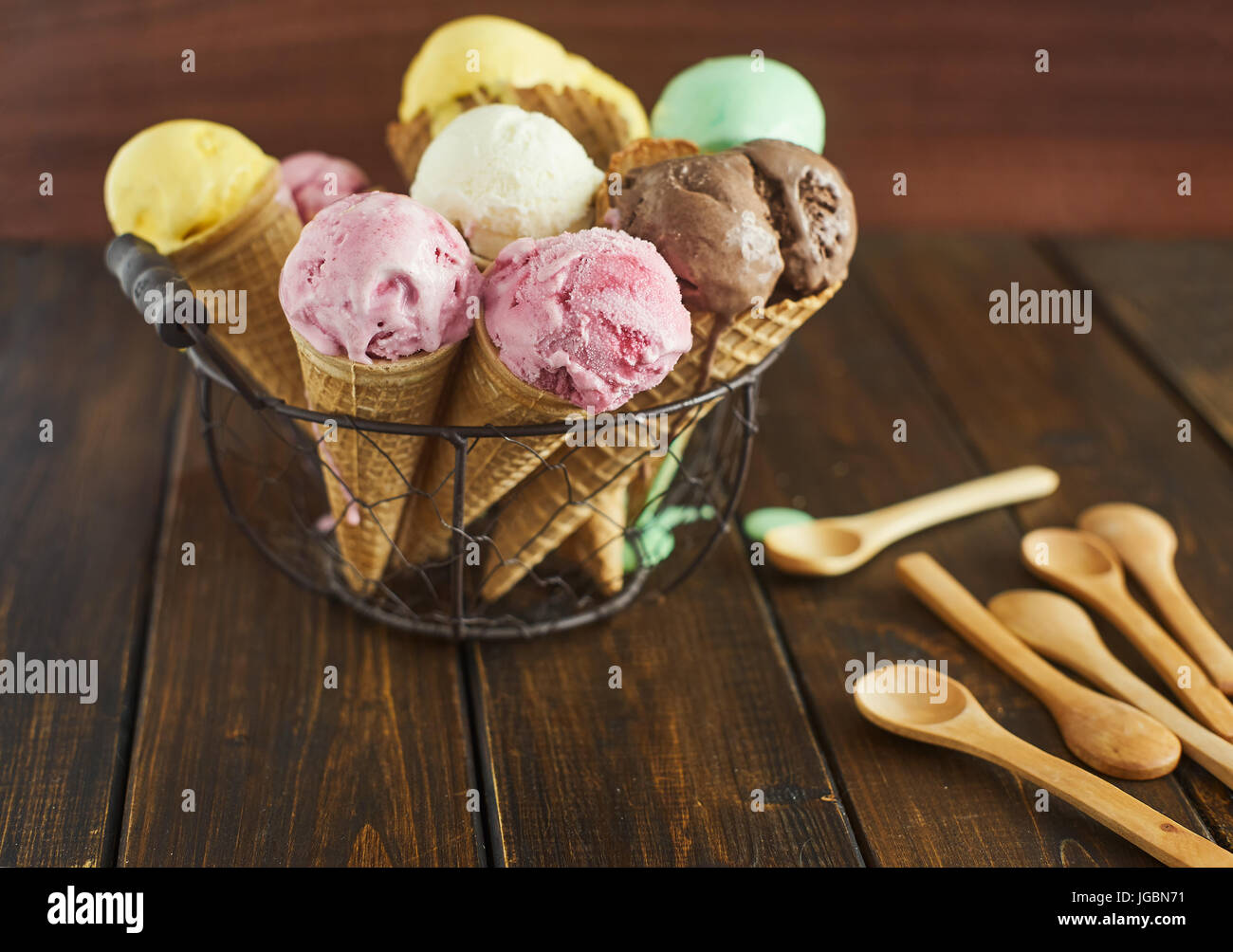 Molti iice coni di crema su sfondo di legno Foto Stock